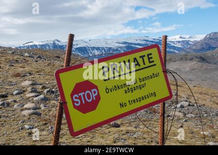 Signe indiquant que la terre est privée et que là n'est pas autorisé Banque D'Images
