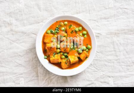 Masala beurre paneer. Cari au fromage cottage de style indien dans un bol sur fond clair. Vue de dessus, plan d'installation, gros plan Banque D'Images