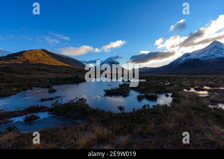 AM Basteir Sgurr a Bhasteir et Bruach na Frity de Un Glen Sligachan surgelé Banque D'Images