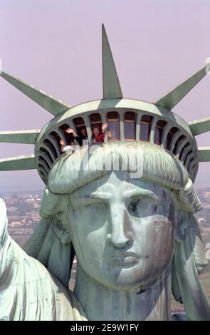 Nancy Reagan fait les vagues tout en visitant la Statue de la liberté à New York. Banque D'Images