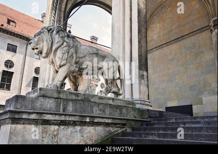 Munich - Allemagne, 16 juillet 2019 : lion bavarois devant le Feldherrnhalle à Odeonsplatz, dans la capitale de l'État de Munich, en Bavière. Banque D'Images