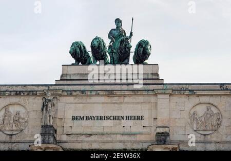 Munich-Allemagne, 8 août 2019 : le Siegestor (porte de la victoire) est une impressionnante arche triomphale à Munich. Banque D'Images