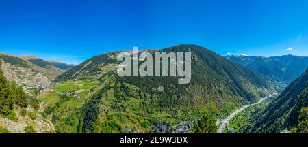 un petit village situé sur les pentes des pyrénées En Andorre Banque D'Images