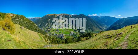 un petit village situé sur les pentes des pyrénées En Andorre Banque D'Images