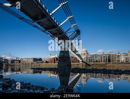 Reflet du pont du millénaire dans la Tamise à Londres pendant le confinement. Banque D'Images