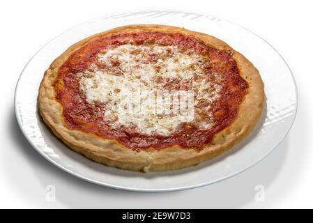 Une pizza sans gluten avec sauce tomate, fromage mozzarella dans un plat blanc isolé sur blanc Banque D'Images