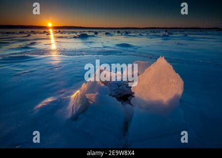 Paysage d'hiver avec formations de glace au lever du soleil à Kureskjæret par l'Oslofjord, Moss kommune, Østfold, Norvège Banque D'Images