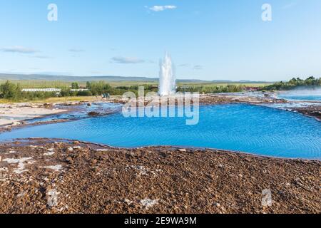 Geyser Strokkur dans la région de Geysir en Islande qui éclate un été ensoleillé Banque D'Images