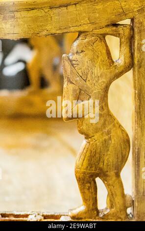 Egypte, le Caire, Musée égyptien, de la tombe de Yuya et Thuya à Louxor : détail d'une chaise en bois, plasted et doré, dieu BES danse. Banque D'Images