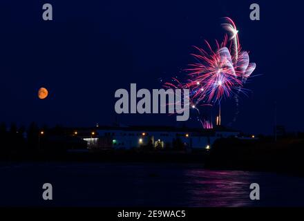 Feux d'artifice dans le ciel au-dessus de la ville de Selfoss au sud Islande Banque D'Images