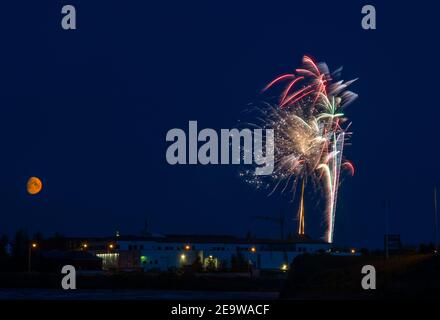 Feux d'artifice dans le ciel au-dessus de la ville de Selfoss au sud Islande Banque D'Images