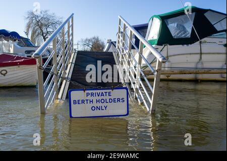 Bourne End, Buckinghamshire, Royaume-Uni. 6 février 2021. Un avertissement d'inondation est en place pour la Tamise à la fin de Bourne, après une période de pluie prolongée la semaine dernière. Le sentier de la Tamise est inondé ainsi que des jardins de propriétés près de la Tamise. Bien que les niveaux d'eau aient légèrement baissé, les inondations de propriétés, de routes et de terres agricoles devraient se poursuivre. Crédit : Maureen McLean/Alay Live News Banque D'Images