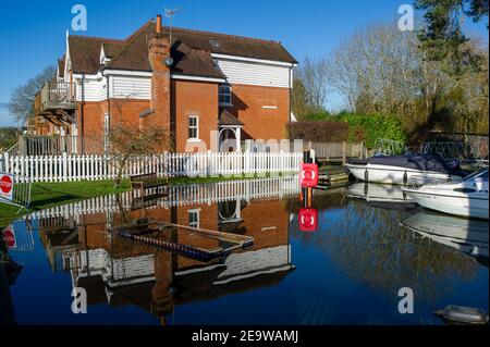 Bourne End, Buckinghamshire, Royaume-Uni. 6 février 2021. Un bateau coule sous une bonne eau à côté de la marina de Bourne End. Un avertissement d'inondation est en place pour la Tamise à la fin de Bourne, après une période de pluie prolongée la semaine dernière. Le sentier de la Tamise est inondé ainsi que des jardins de propriétés près de la Tamise. Bien que les niveaux d'eau aient légèrement baissé, les inondations de propriétés, de routes et de terres agricoles devraient se poursuivre. Crédit : Maureen McLean/Alay Live News Banque D'Images