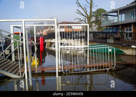 Bourne End, Buckinghamshire, Royaume-Uni. 6 février 2021. Un avertissement d'inondation est en place pour la Tamise à la fin de Bourne, après une période de pluie prolongée la semaine dernière. Le sentier de la Tamise est inondé ainsi que des jardins de propriétés près de la Tamise. Bien que les niveaux d'eau aient légèrement baissé, les inondations de propriétés, de routes et de terres agricoles devraient se poursuivre. Crédit : Maureen McLean/Alay Live News Banque D'Images