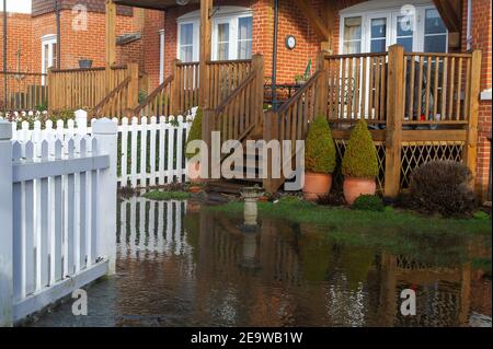 Bourne End, Buckinghamshire, Royaume-Uni. 6 février 2021. Jardins inondés au bord de la rivière. Un avertissement d'inondation est en place pour la Tamise à la fin de Bourne, après une période de pluie prolongée la semaine dernière. Le sentier de la Tamise est inondé ainsi que des jardins de propriétés près de la Tamise. Bien que les niveaux d'eau aient légèrement baissé, les inondations de propriétés, de routes et de terres agricoles devraient se poursuivre. Crédit : Maureen McLean/Alay Live News Banque D'Images