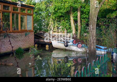 Bourne End, Buckinghamshire, Royaume-Uni. 6 février 2021. Un jardin inondé au bord de la rivière. Un avertissement d'inondation est en place pour la Tamise à la fin de Bourne, après une période de pluie prolongée la semaine dernière. Le sentier de la Tamise est inondé ainsi que des jardins de propriétés près de la Tamise. Bien que les niveaux d'eau aient légèrement baissé, les inondations de propriétés, de routes et de terres agricoles devraient se poursuivre. Crédit : Maureen McLean/Alay Live News Banque D'Images