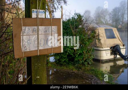 Bourne End, Buckinghamshire, Royaume-Uni. 6 février 2021. Un panneau de danger d'inondation fait maison. Un avertissement d'inondation est en place pour la Tamise à la fin de Bourne, après une période de pluie prolongée la semaine dernière. Le sentier de la Tamise est inondé ainsi que des jardins de propriétés près de la Tamise. Bien que les niveaux d'eau aient légèrement baissé, les inondations de propriétés, de routes et de terres agricoles devraient se poursuivre. Crédit : Maureen McLean/Alay Live News Banque D'Images