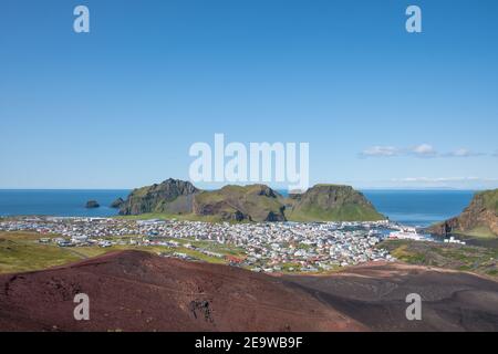 Vue sur la ville de Heimaey en Islande sur un soleil jour d'été Banque D'Images