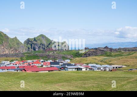 Vue sur la ville de Heimaey en Islande sur un soleil jour d'été Banque D'Images