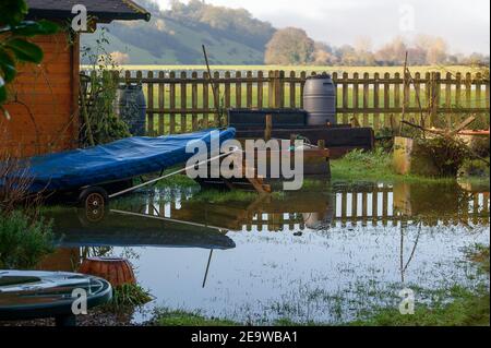 Bourne End, Buckinghamshire, Royaume-Uni. 6 février 2021. Un jardin inondé près de la Tamise. Un avertissement d'inondation est en place pour la Tamise à la fin de Bourne, après une période de pluie prolongée la semaine dernière. Le sentier de la Tamise est inondé ainsi que des jardins de propriétés près de la Tamise. Bien que les niveaux d'eau aient légèrement baissé, les inondations de propriétés, de routes et de terres agricoles devraient se poursuivre. Crédit : Maureen McLean/Alay Live News Banque D'Images