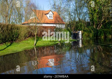 Bourne End, Buckinghamshire, Royaume-Uni. 6 février 2021. Jardins et routes inondés à Abbotsbrook. Un avertissement d'inondation est en place pour la Tamise à la fin de Bourne, après une période de pluie prolongée la semaine dernière. Le sentier de la Tamise est inondé ainsi que des jardins de propriétés près de la Tamise. Bien que les niveaux d'eau aient légèrement baissé, les inondations de propriétés, de routes et de terres agricoles devraient se poursuivre. Crédit : Maureen McLean/Alay Live News Banque D'Images