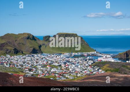 Vue sur la ville de Heimaey en Islande sur un soleil jour d'été Banque D'Images