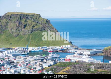 Vue sur la ville de Heimaey en Islande sur un soleil jour d'été Banque D'Images