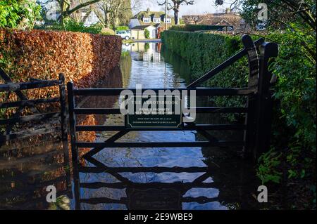 Bourne End, Buckinghamshire, Royaume-Uni. 6 février 2021. Jardins et routes inondés à Abbotsbrook. Un avertissement d'inondation est en place pour la Tamise à la fin de Bourne, après une période de pluie prolongée la semaine dernière. Le sentier de la Tamise est inondé ainsi que des jardins de propriétés près de la Tamise. Bien que les niveaux d'eau aient légèrement baissé, les inondations de propriétés, de routes et de terres agricoles devraient se poursuivre. Crédit : Maureen McLean/Alay Live News Banque D'Images