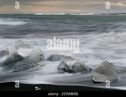 Icebergs glacier Vatnajokull, sur la plage de glace de l'océan en Islande au coucher du soleil Banque D'Images