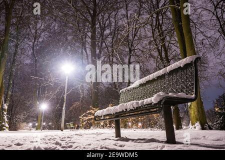 banc neigeux dans le parc la nuit Banque D'Images