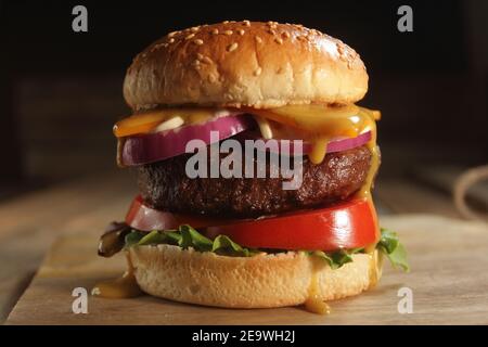 hamburger à l'oignon sur bois rustique Banque D'Images