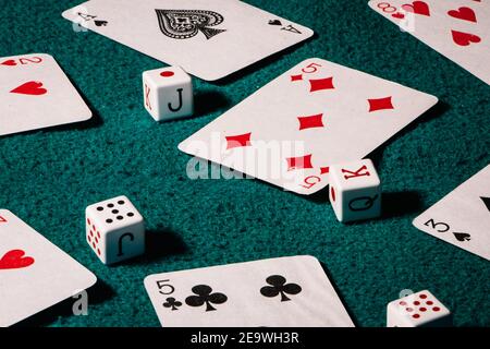 Cliché sélectif de dés de poker et de cartes sur un tapis vert Banque D'Images