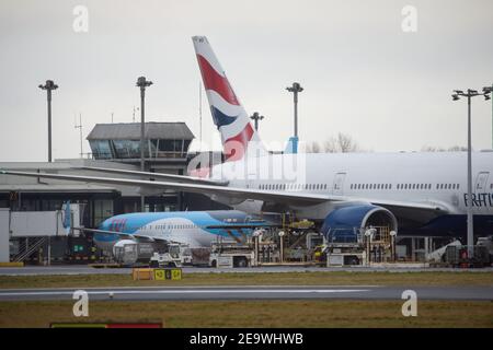 Glasgow, Écosse, Royaume-Uni. 6 février 2021. Photo : un vol cargo spécial : un Boeing 777-236ER de British Airways (reg G-YMMS) arrivé de Bangkok, no BA3580, la nuit dernière, transportant des équipements de protection individuelle à Glasgow, est maintenant chargé avec davantage de fret avant de partir pour Londres Heathrow. Une vue rare à l'aéroport de Glasgow, mais surtout pendant la pandémie du coronavirus (COVID19), où le nombre de passagers a chuté de façon spectaculaire et où plusieurs compagnies aériennes ont fait faillite ou prennent un bref hiatus pour économiser de l'argent. Crédit : Colin Fisher/Alay Live News Banque D'Images