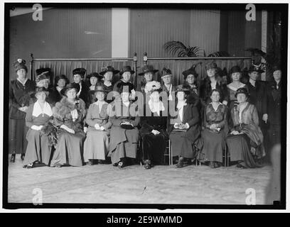 LIGUE NATIONALE POUR LE SERVICE DES FEMMES. ASSIS- MME. IRA KIP, ORANGE EST, NJ ; MRS. EDWARD R. HEWITT, NY; MME. WILLIAM CUMMINGS STORY, PRÉSIDENT GÉNÉRAL, D.A.R.; MME. HUGH L. SCOTT; MLLE MAUDE Banque D'Images