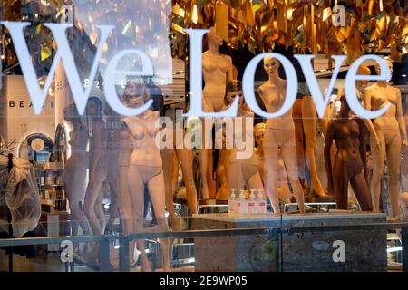 Maintenant sous une nouvelle direction, les mannequins féminins non vêtus restent bondés ensemble dans l'atelier du magasin de mode Topshop sur Oxford Street lors du troisième confinement de la pandémie du coronavirus, le 5 février 2021, à Londres, en Angleterre. ASO a conclu un contrat de 295 millions de livres sterling pour acheter quatre marques du groupe de vente au détail en échec Arcadia. La transaction comprend les marques, Topshop, Topman, Miss Selfridge et HIIT, mais pas les magasins, laissant des milliers d'emplois avec un avenir incertain. Banque D'Images