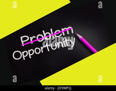 Les problèmes se sont croisés et les opportunités sur le tableau noir. Tout est possible concept, concept de gestion de crise. Banque D'Images