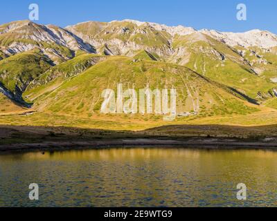 Vue imprenable sur le lac Pietranzoni niché dans la vallée de Campo Imperatore, le parc national de Gran Sasso, la région des Abruzzes, l'Italie Banque D'Images