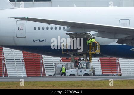 Glasgow, Écosse, Royaume-Uni. 6 février 2021. Photo : un vol cargo spécial : un Boeing 777-236ER de British Airways (reg G-YMMS) arrivé de Bangkok, no BA3580, la nuit dernière, transportant des équipements de protection individuelle à Glasgow, est maintenant chargé avec davantage de fret avant de partir pour Londres Heathrow. Une vue rare à l'aéroport de Glasgow, mais surtout pendant la pandémie du coronavirus (COVID19), où le nombre de passagers a chuté de façon spectaculaire et où plusieurs compagnies aériennes ont fait faillite ou prennent un bref hiatus pour économiser de l'argent. Crédit : Colin Fisher/Alay Live News Banque D'Images