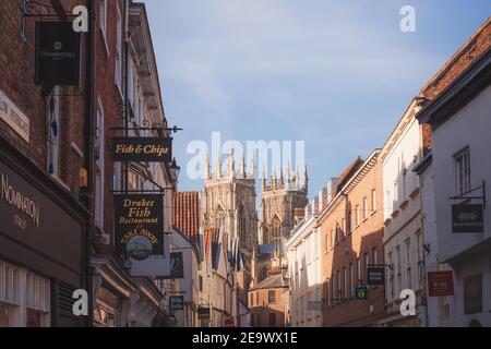 York, Angleterre - février 24 2018 : vue sur le sommet de York Minster à York, dans le nord du Yorkshire depuis la rue commerçante de Petergate sur une da claire et ensoleillée Banque D'Images