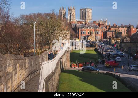 York, Angleterre - février 24 2018 : vue panoramique sur la vieille ville et la cathédrale de York Minster depuis les murs de la ville historique, par une journée ensoleillée. Banque D'Images