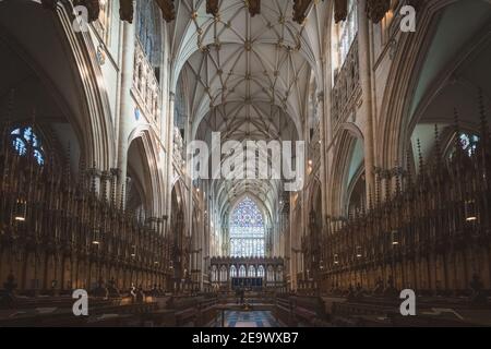 York, Angleterre - février 24 2018 : intérieur gothique de la cathédrale York Minster avec lumière naturelle à York, dans le North Yorkshire, Angleterre. Banque D'Images