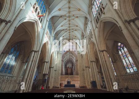 York, Angleterre - février 24 2018 : intérieur gothique de la cathédrale York Minster avec lumière naturelle à York, dans le North Yorkshire, Angleterre. Banque D'Images