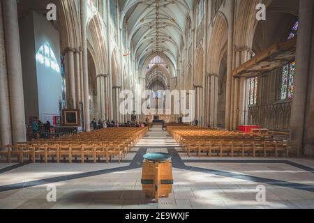 York, Angleterre - février 24 2018 : intérieur gothique de la cathédrale York Minster avec lumière naturelle à York, dans le North Yorkshire, Angleterre. Banque D'Images