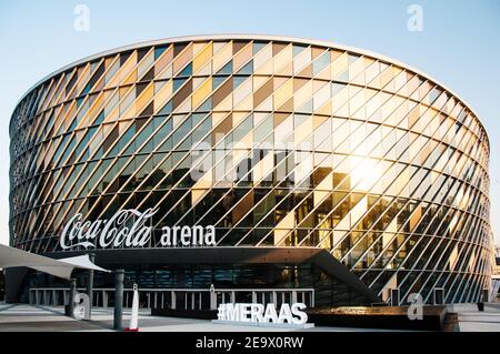 Stade Coca-Cola Dubai Arena au coucher du soleil.La lumière dorée reflète le stade avec Burj Kalifa en arrière-plan, situé dans le quartier luxueux de City Walk Banque D'Images