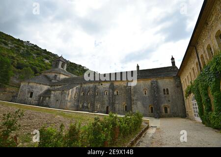 Vue panoramique sur l'abbaye de Sénanque et ses environs, communauté cistercienne proche du village historique de Gordes dans le Vaucluse Provence France. Banque D'Images