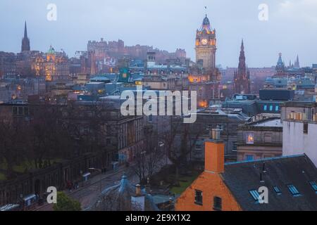 Vue panoramique classique sur la vieille ville d'Édimbourg, Princes Street, Balmoral Clock Tower et le château d'Édimbourg depuis Calton Hill au crépuscule dans la tête Banque D'Images