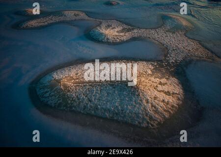 Paysage d'hiver avec formations de glace au lever du soleil, à Kureskjæret près de l'Oslofjord, Moss kommune, Østfold, Norvège Banque D'Images