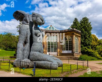 Assise par Sophie Ryder 2007 une sculpture en fil galvanisé monumentale D'un lièvre exposé au Yorkshire Sculpture Park Wakefield Yorkshire Angleterre Banque D'Images