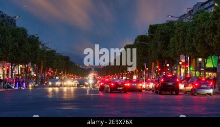 Circulation aux champs-Élysées le soir avec ciel étoilé Banque D'Images