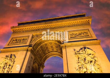 Vue sur le coucher du soleil avec des nuages colorés Arc de Triomphe à Paris Banque D'Images